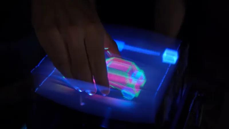 混合现实技术突破：3D全息图中可以触摸、抓取和戳戳。
   由于混合现实技术的突