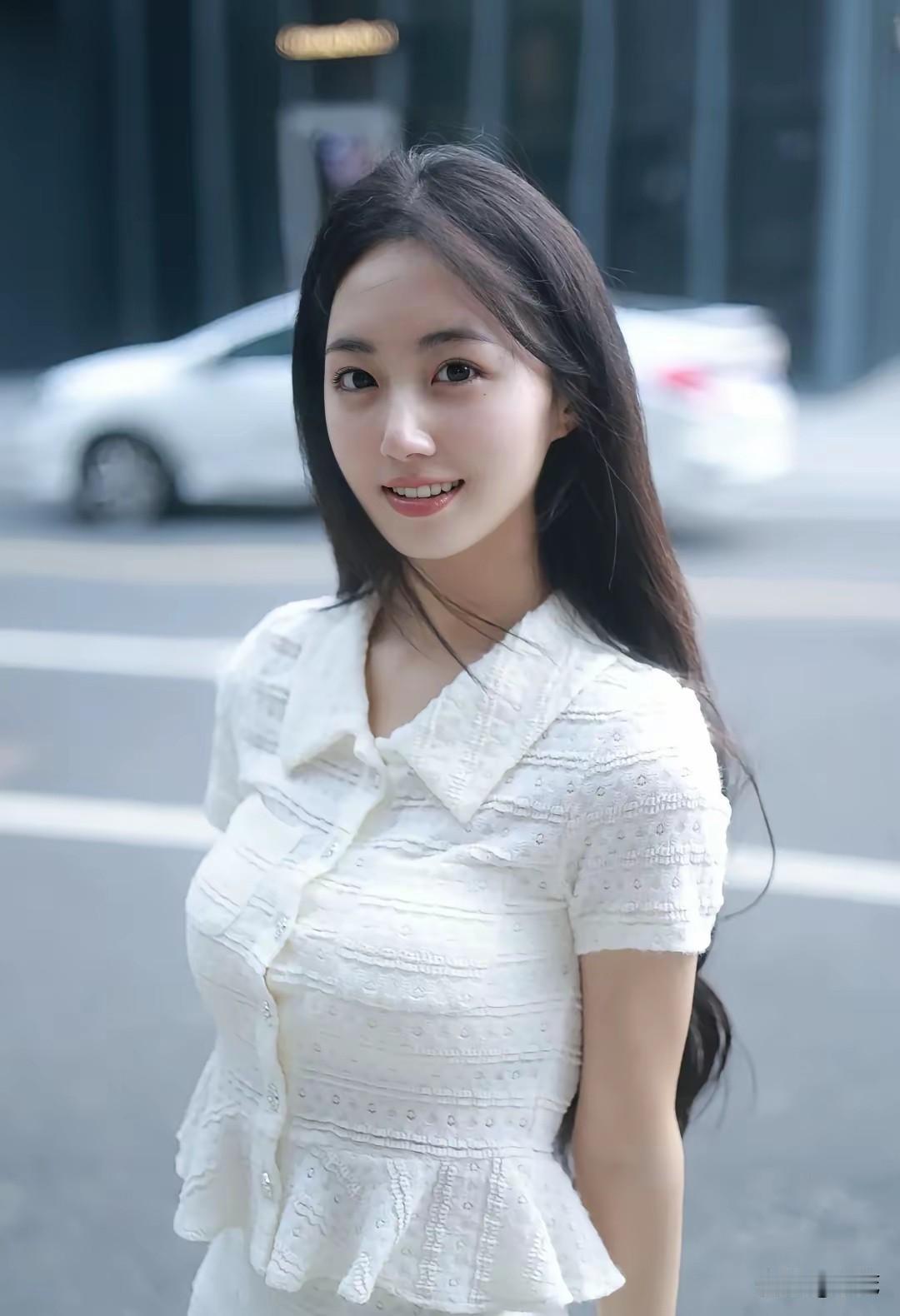 街头笑容清甜的长发女生，看起来安静温柔。
别被外表欺骗，她说今晚可要好好缠着你。