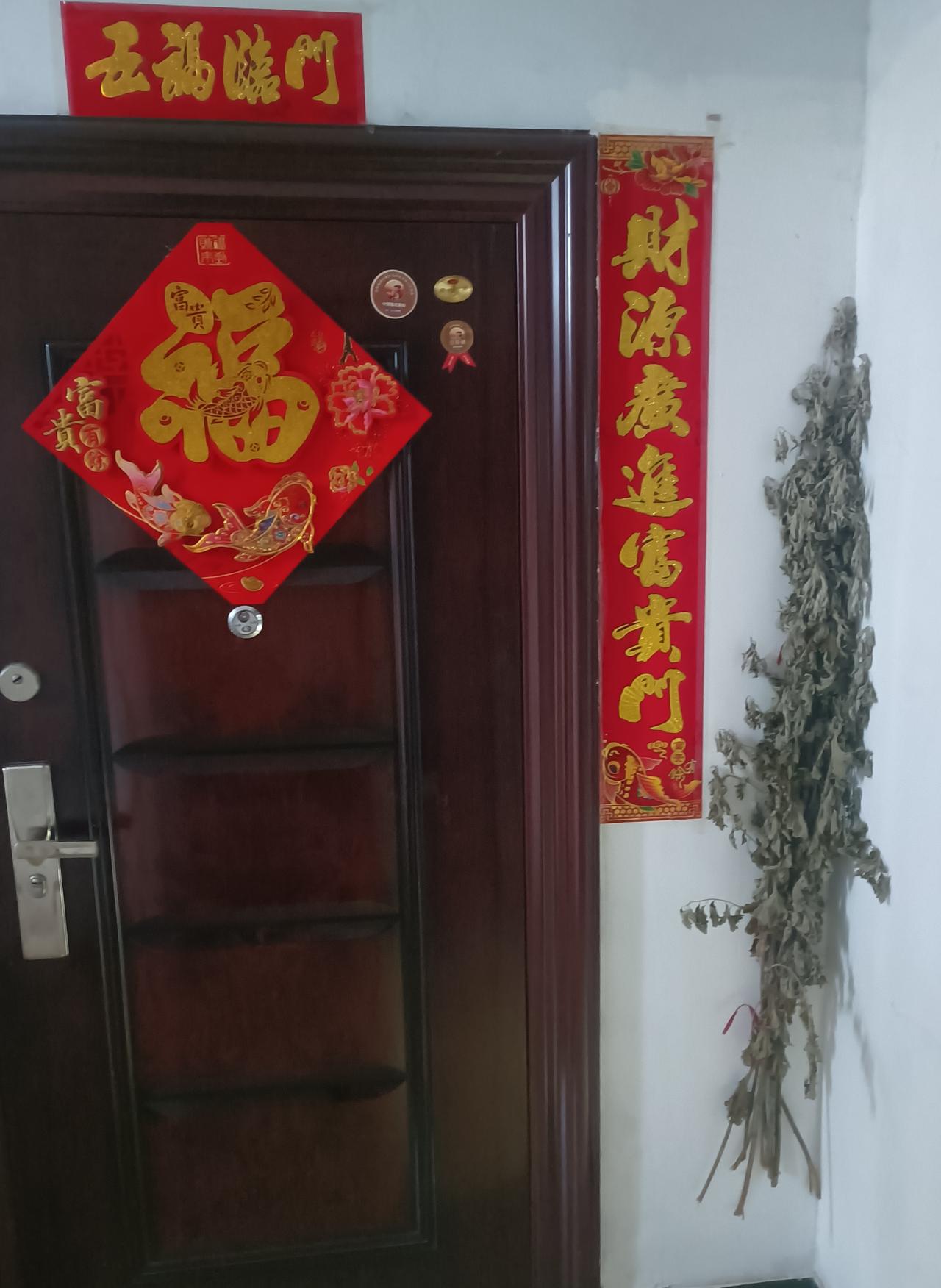 今天出门，发现对门在墙边挂着端午节时的艾草，以前还没怎么注意过。

我挺纳闷的，