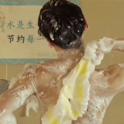 复旦教授张军平的一句提醒刷爆了社交平台：人脸验证时千万记得穿衣服，洗澡时别做人脸