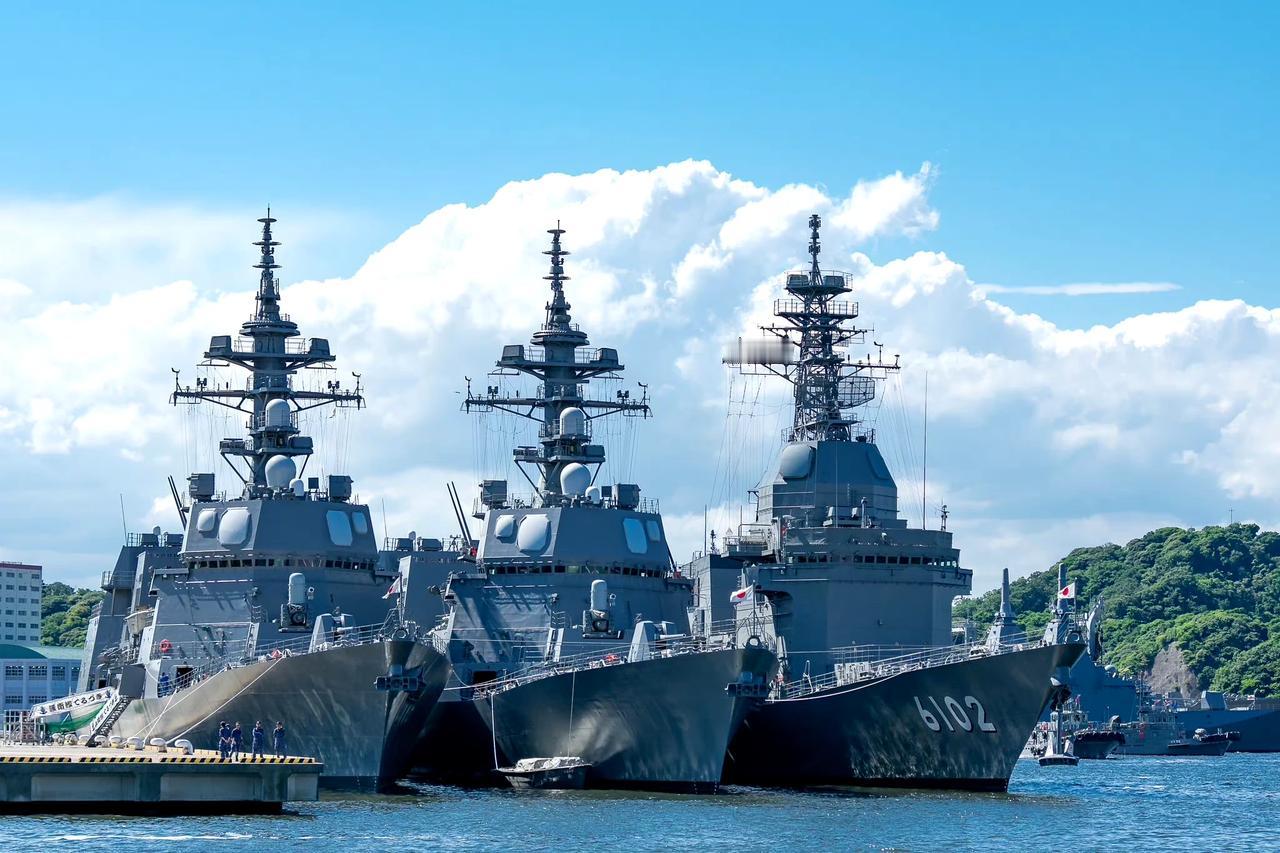 日本横须贺港的三舰聚首， 高大的桅杆保留的二战的风格，水兵的晾衣服也方便，涂装也