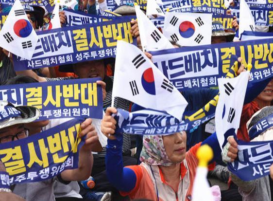 韩国免签盼中国游客救经济，没落地先闹反对游行，这操作实在让人看不懂。

前段时间
