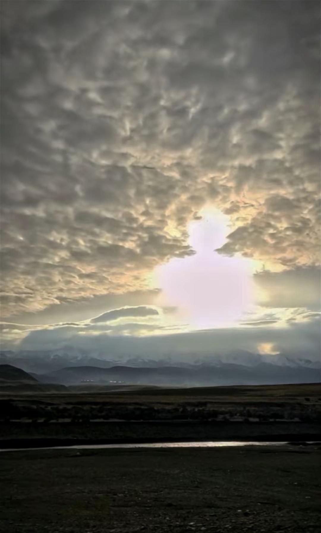 云开见佛，山野有光。拍摄于塔公草原。七彩祥云 难得一见 泸定邓师 摩客之旅