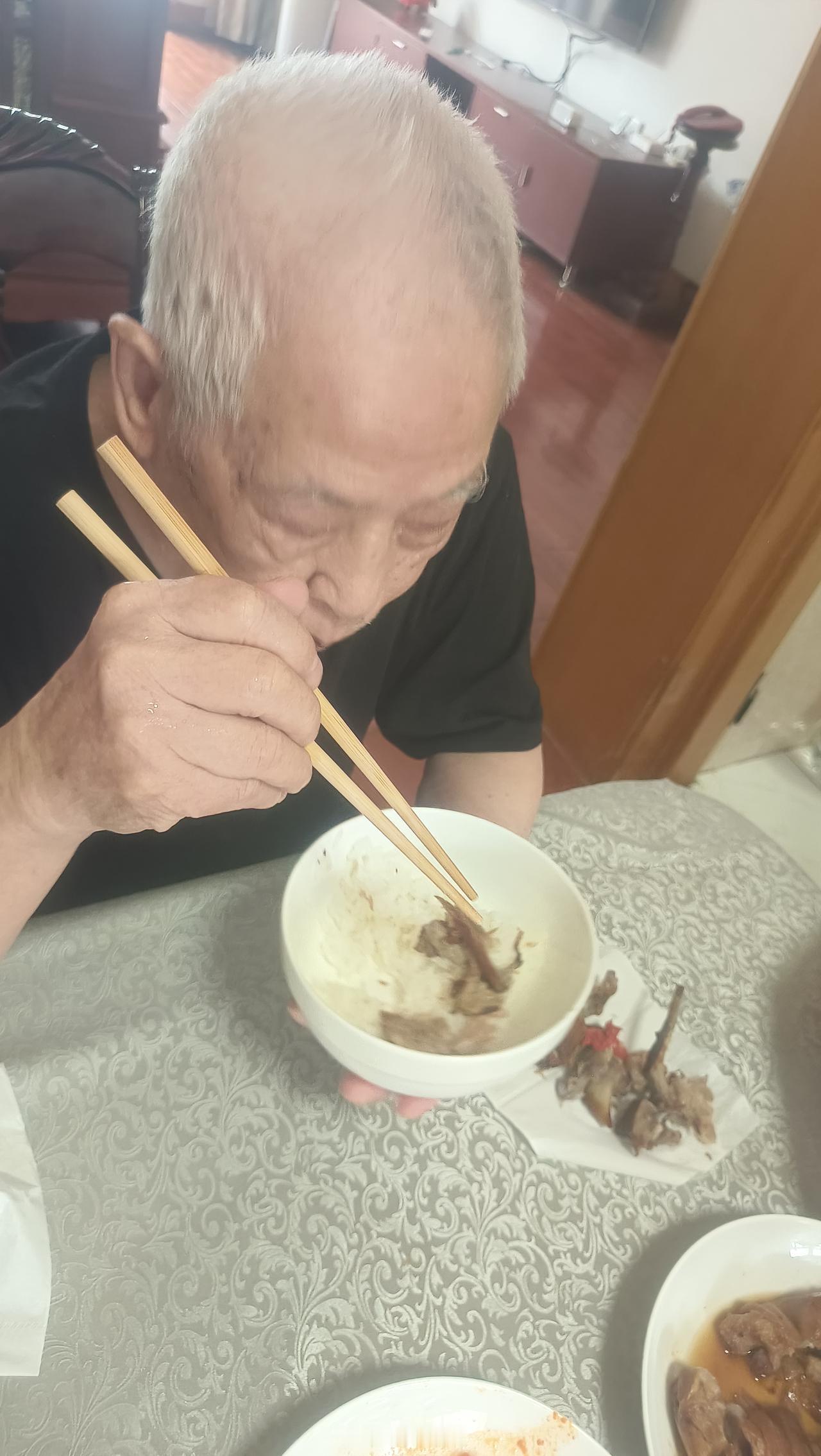 97岁老人顿顿吃肉身体硬朗，吃肉竟是长寿秘诀？
看看我97岁老父亲，端着米饭配卤