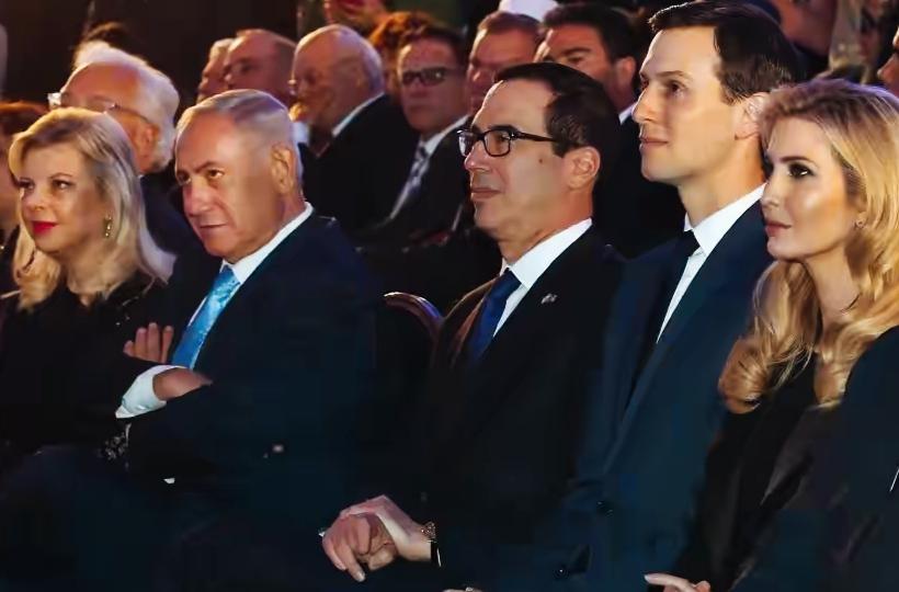 内塔尼亚胡一脸凶狠的表情，和妻子在观看什么节目呢？
内塔尼亚胡的眼神中透露着什么