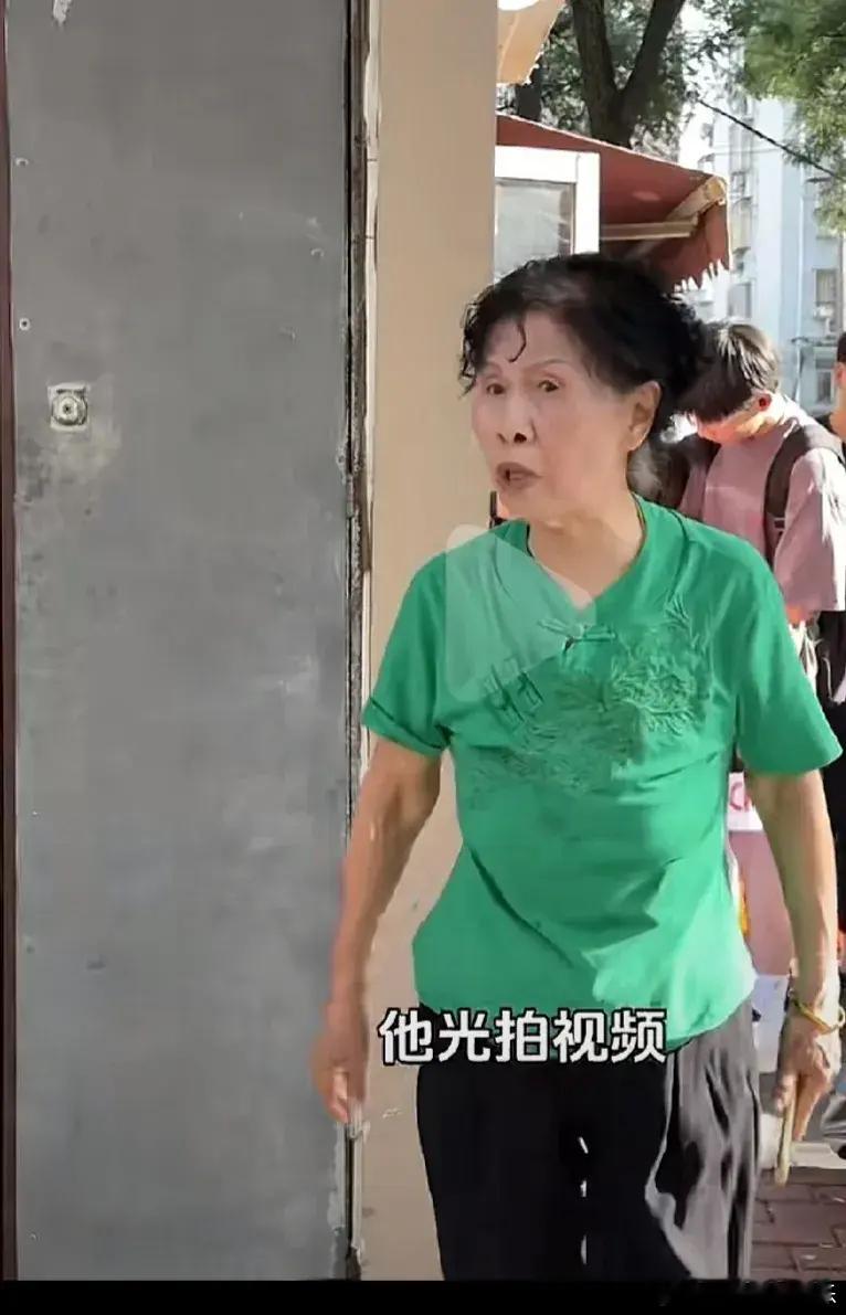南京卖雀巢咖啡的阿姨火了以后，还是发生了让人生气的事情大量的游客过来拍照拍视频买