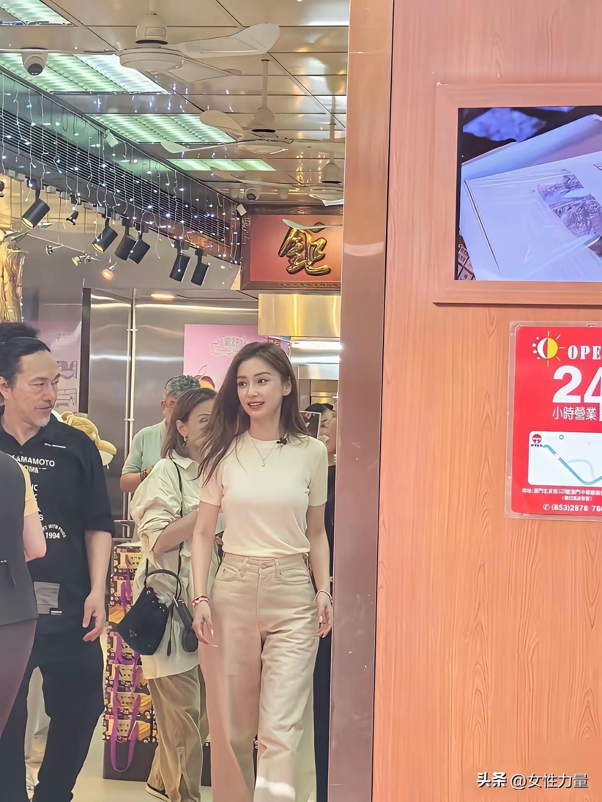 杨颖
不愧是大美女、大明星啊
走到哪里都是“焦点”…
我也在人群中拍到一张照片
