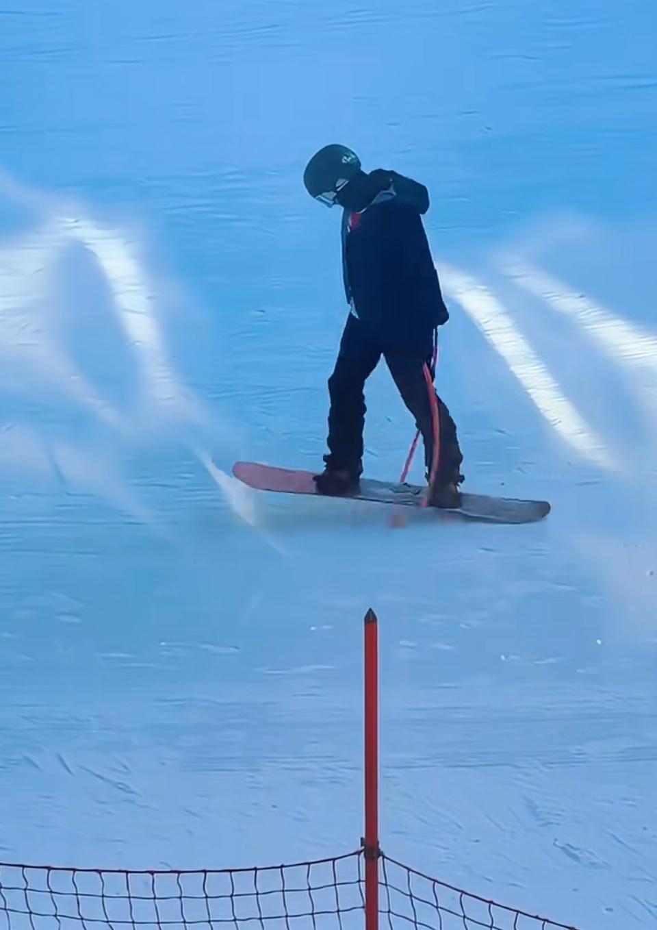 雪地飞驰的感觉，简直太爽啦！上次去滑雪场，我穿上雪板，从山顶俯冲而下。风在耳边呼