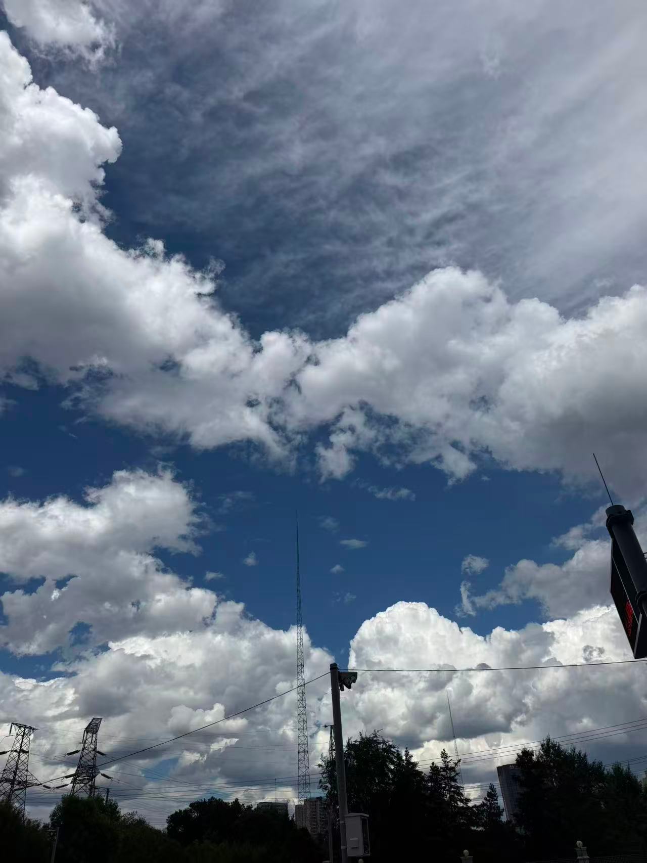 今天天空的颜色好好看，这样的蓝天白云，你喜欢吗？ 