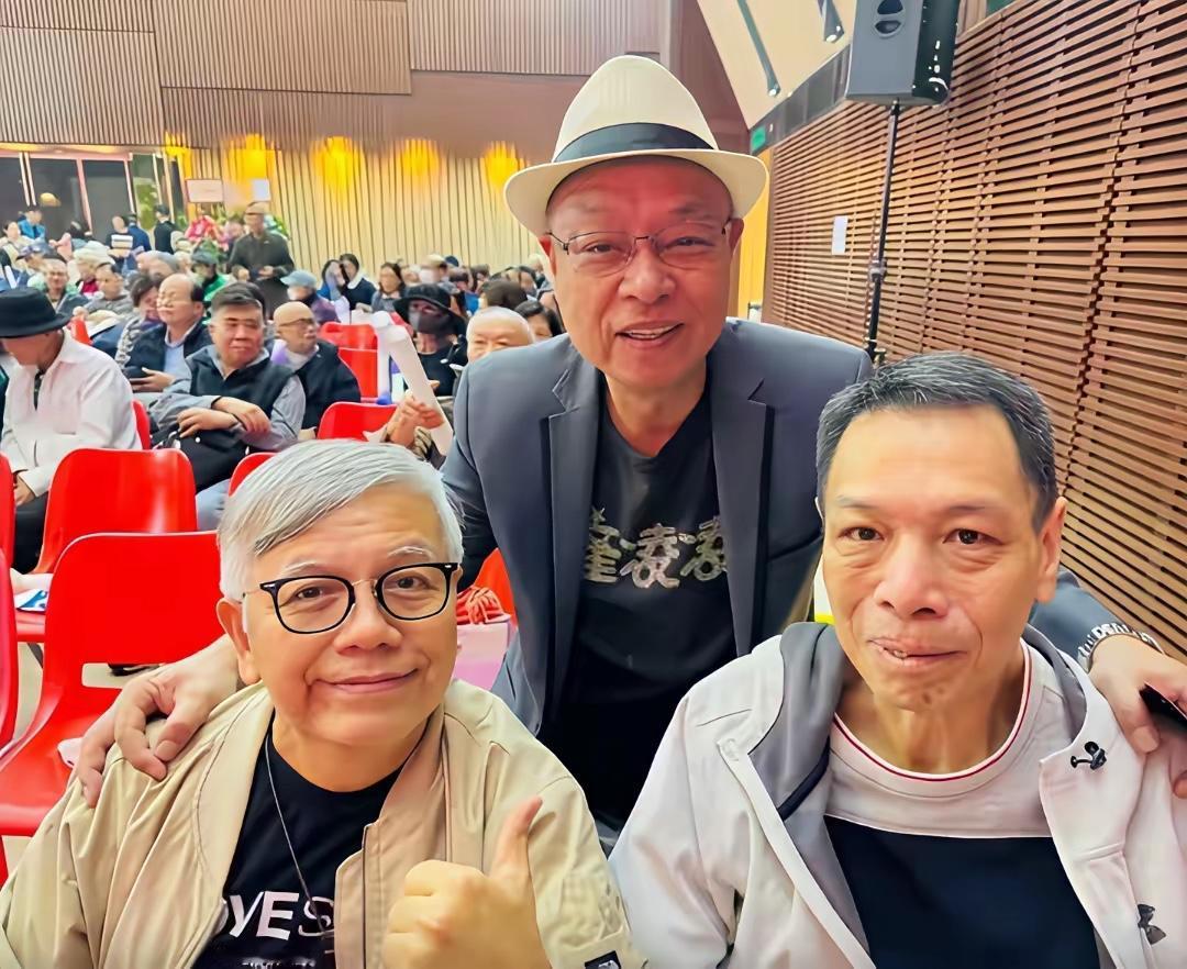其实没有什么闹翻不闹翻的，

周星驰的老班底不合作了，其实也就是他们被时代淘汰了