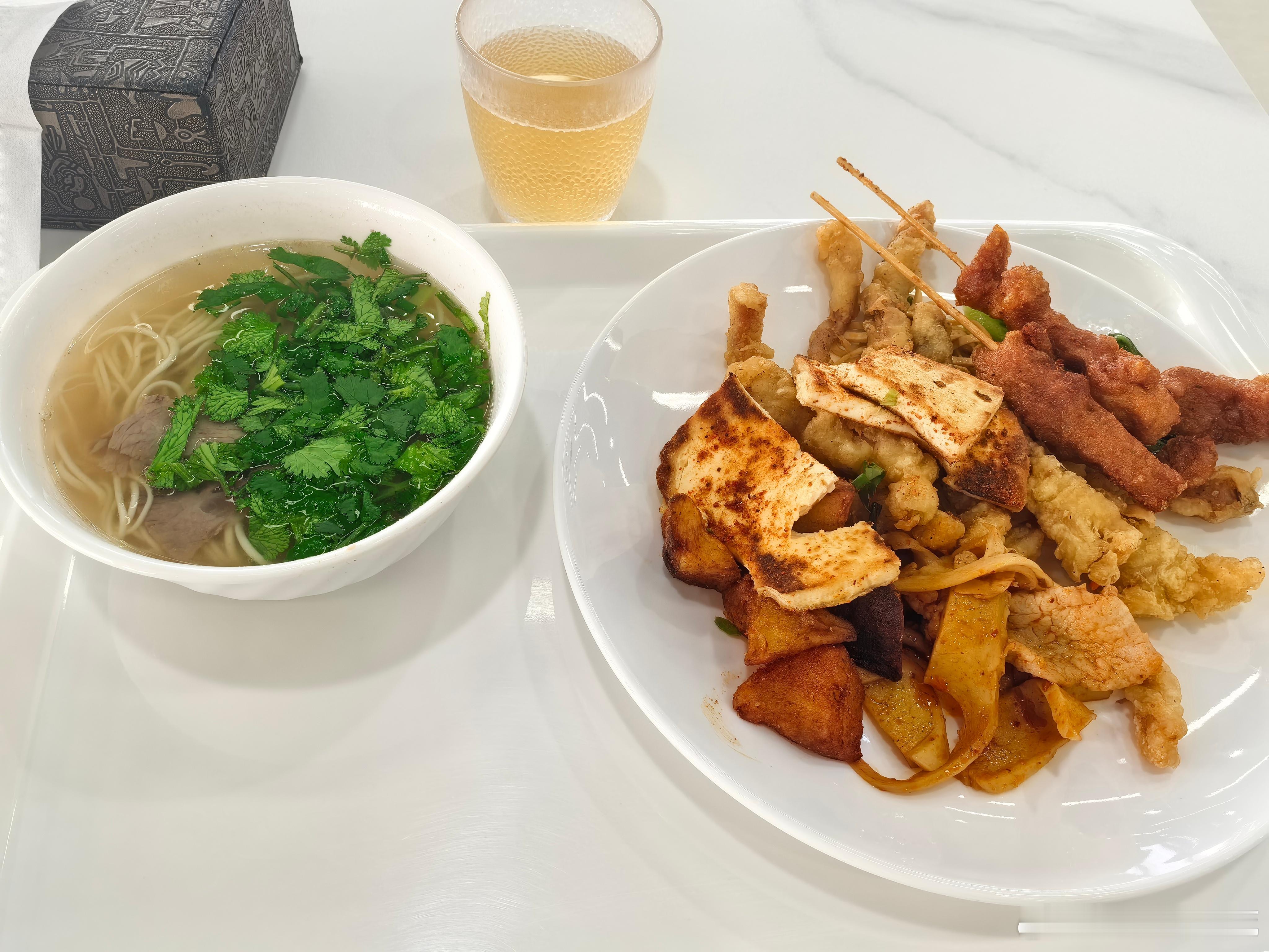 字节跳动100元标餐的免费三餐 公司食堂提供三餐:早餐10块，午餐25块，晚餐1