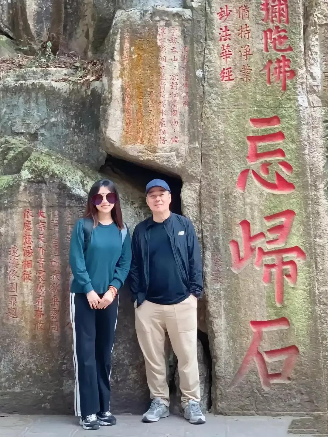 从照片上看，女生长得特别清纯，并且好像也属于是性格偏内向的那种。

以我的经验看