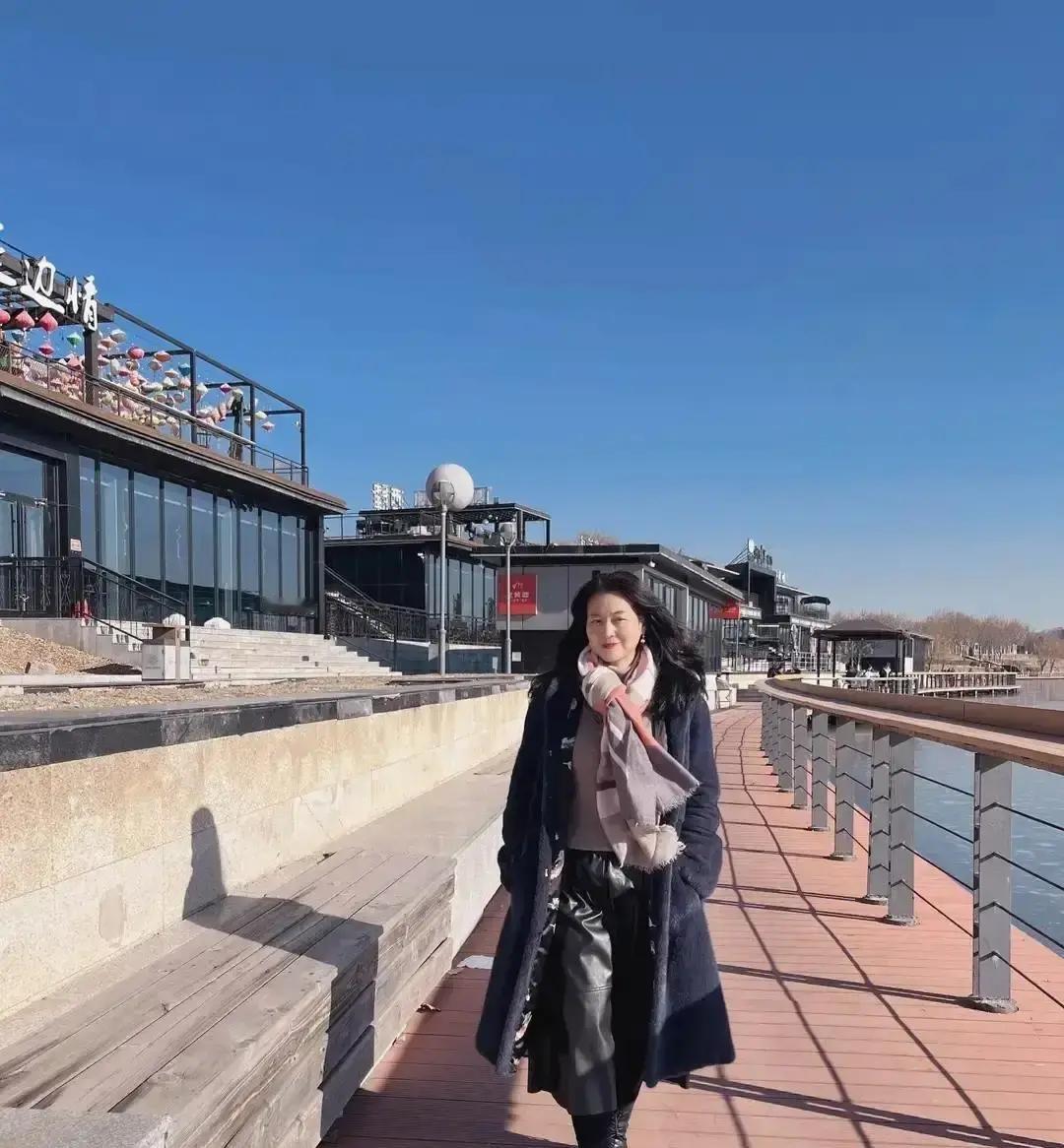 冬至那天，一位网友翻出妈妈十年前送的貂皮大衣，本来嫌老气压箱底，结果冻得直哆嗦时