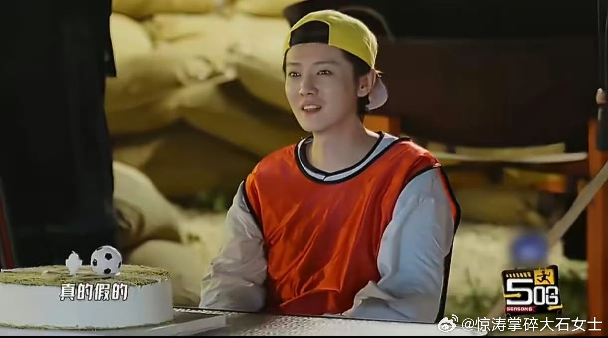 感觉鹿晗快哭了鹿晗好像要哭了哈哈哈哈哈 看路透，鹿晗生日那天兄弟们偷偷准备了小舞