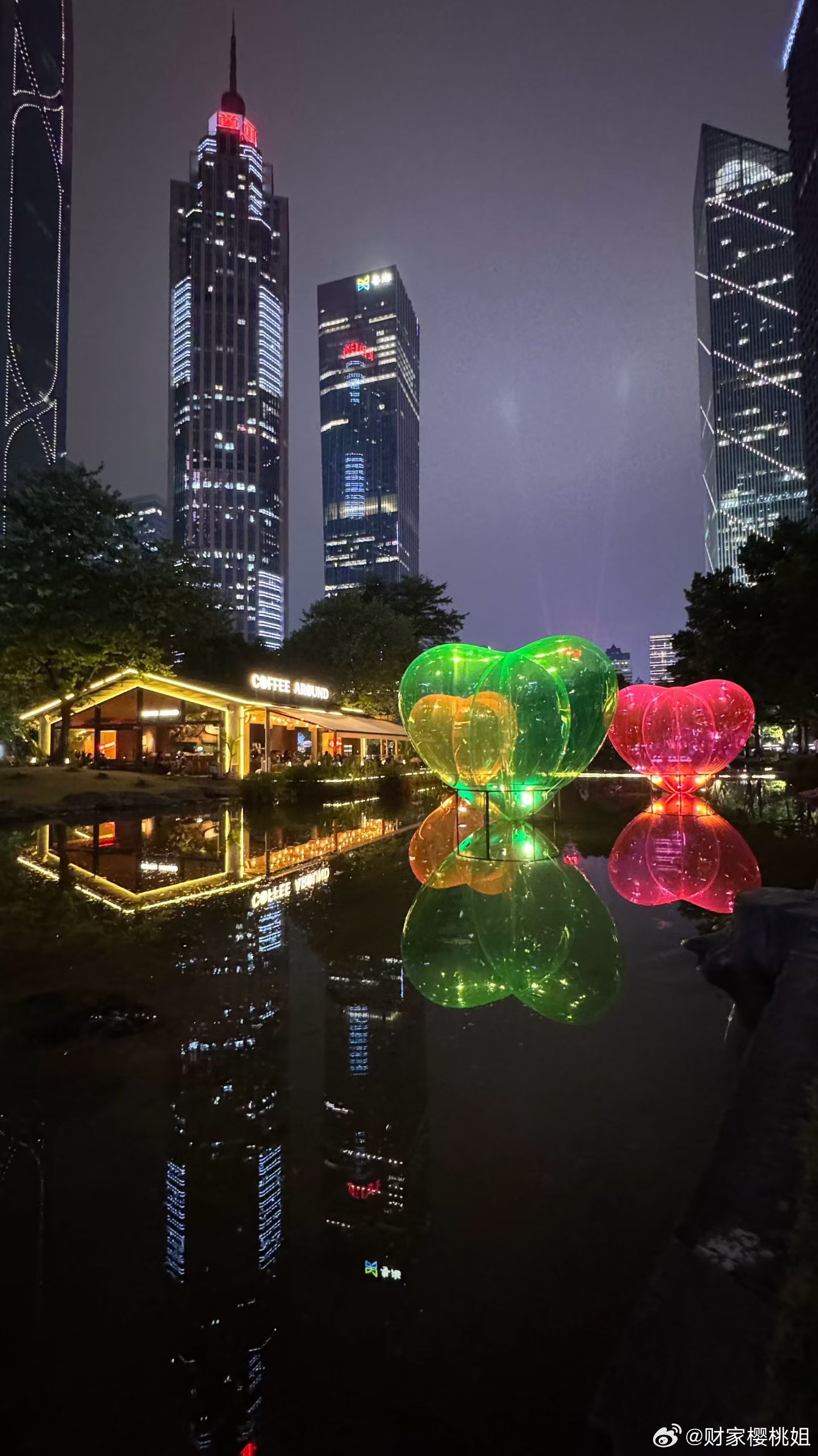 早上正好看到一个很有意思的数据对比：中国市场避孕套的销售额去年是156亿人民币，