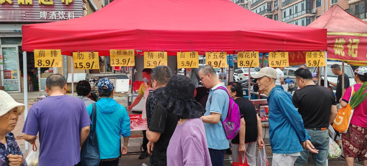 现在猪肉价格跌到地板价，真有种“谷贱伤农”的既视感。

早市上猪肉如今跌破6元一