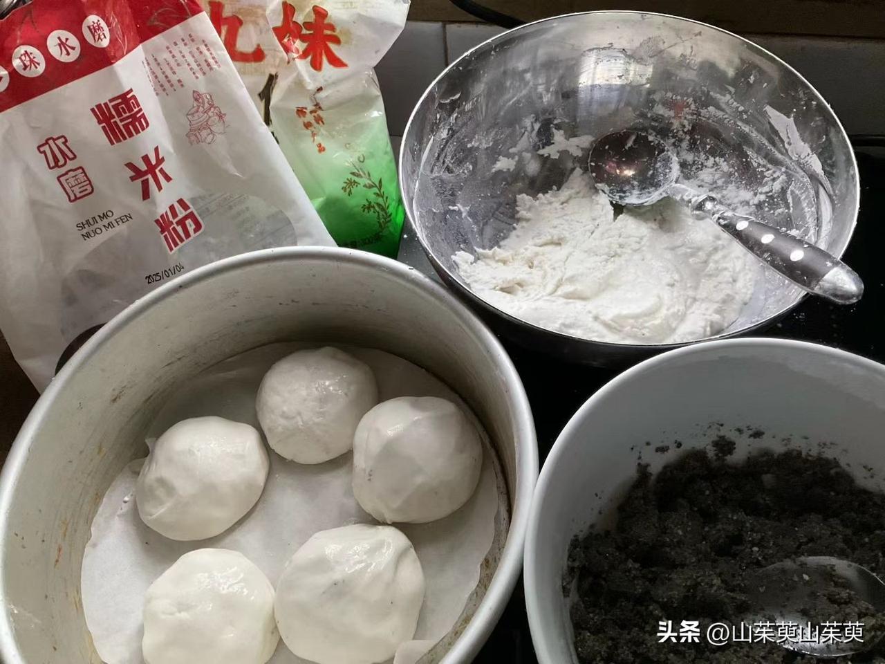 不到400克糯米粉，元宵节开袋剩的赖汤圆心子[尬笑]
一会儿干了加水一会儿稀了加