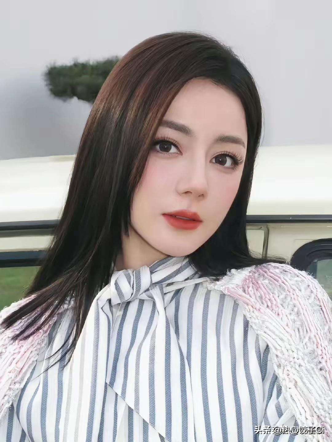 迪丽热巴工作室发文称：因不可抗力因素无法按时抵达法国巴黎，她将缺席迪奥时装周大秀