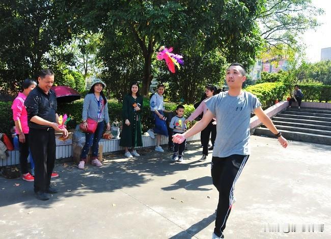 快乐的支点
 下午难得的自由活动时间，我换上舒适的鞋子，带上乒乓球拍来到活动室。