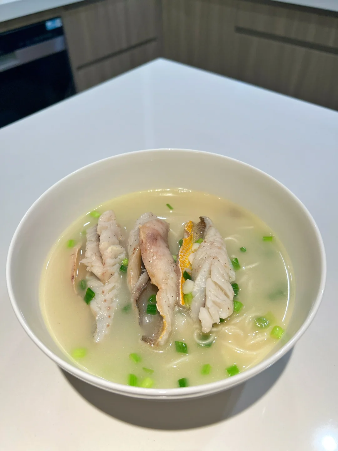 汤鲜味美的无骨黄鱼面