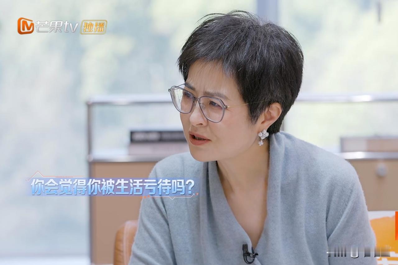 张泉灵温柔地问：“你会觉得你被生活亏待吗？”向琴琴毫不犹豫回答了三个字，就这简简