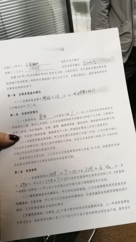 我更害怕缺钱。钱可是生存的底气，缺了钱就像在沙漠里没水，慌得一批。
独自在外打拼