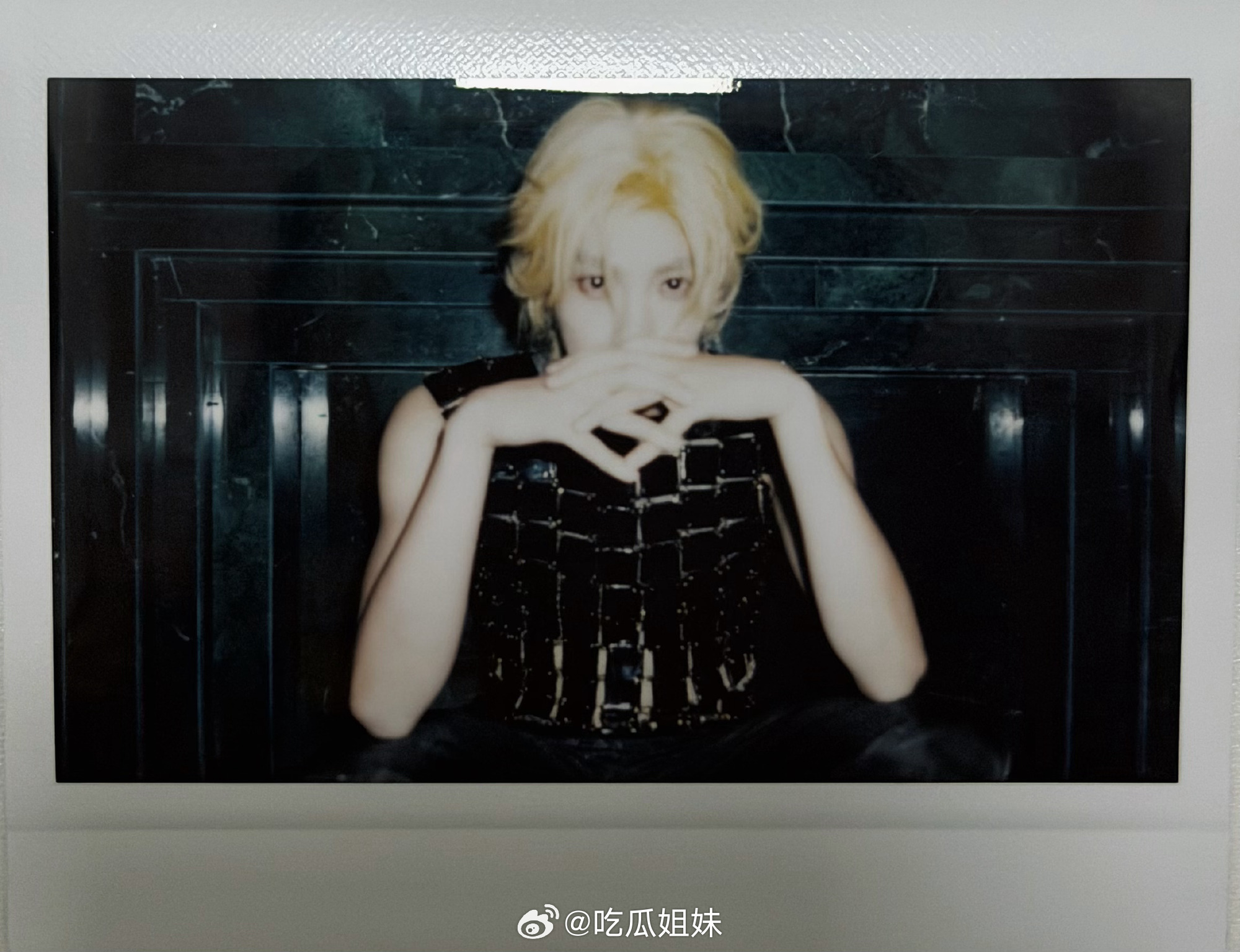 田栩宁工作室掉落九宫格拍立得库存，藏了这么多帅照，每张都好绝，什么风格都能驾驭得