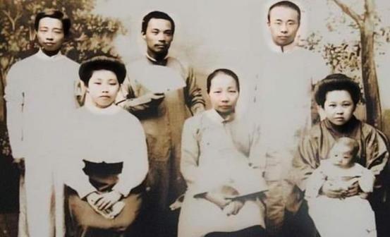 1923年，面对不明事理的弟弟周作人，鲁迅都懒得解释那么多了，毅然带着母亲和妻子