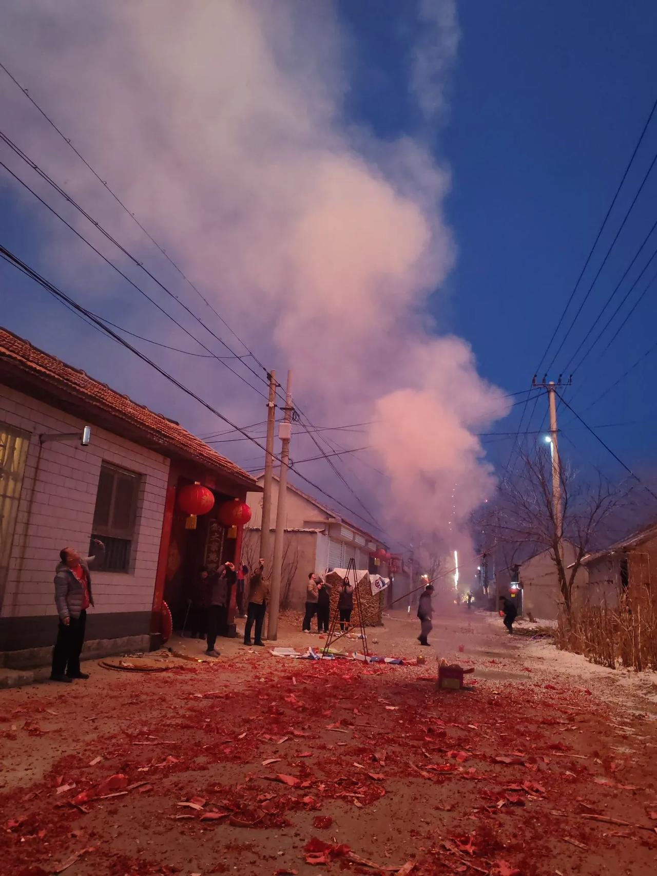 要说年味，还是农村的除夕夜。
夕阳还未落尽，村里就开始稀稀拉拉放起了鞭炮。
我们