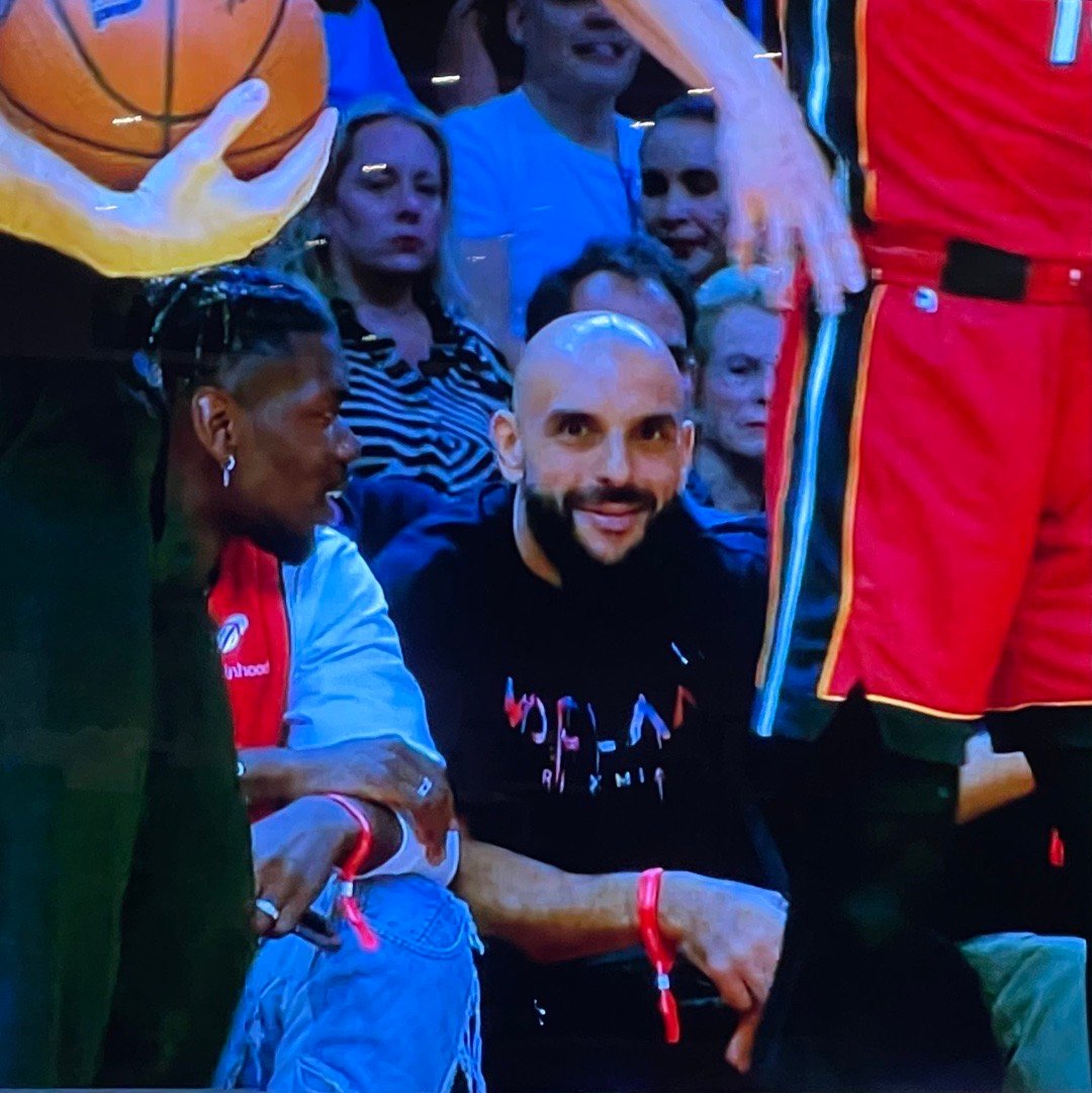 🏀梅西的保镖亚辛和博格巴一起在迈阿密观看NBA比赛。 