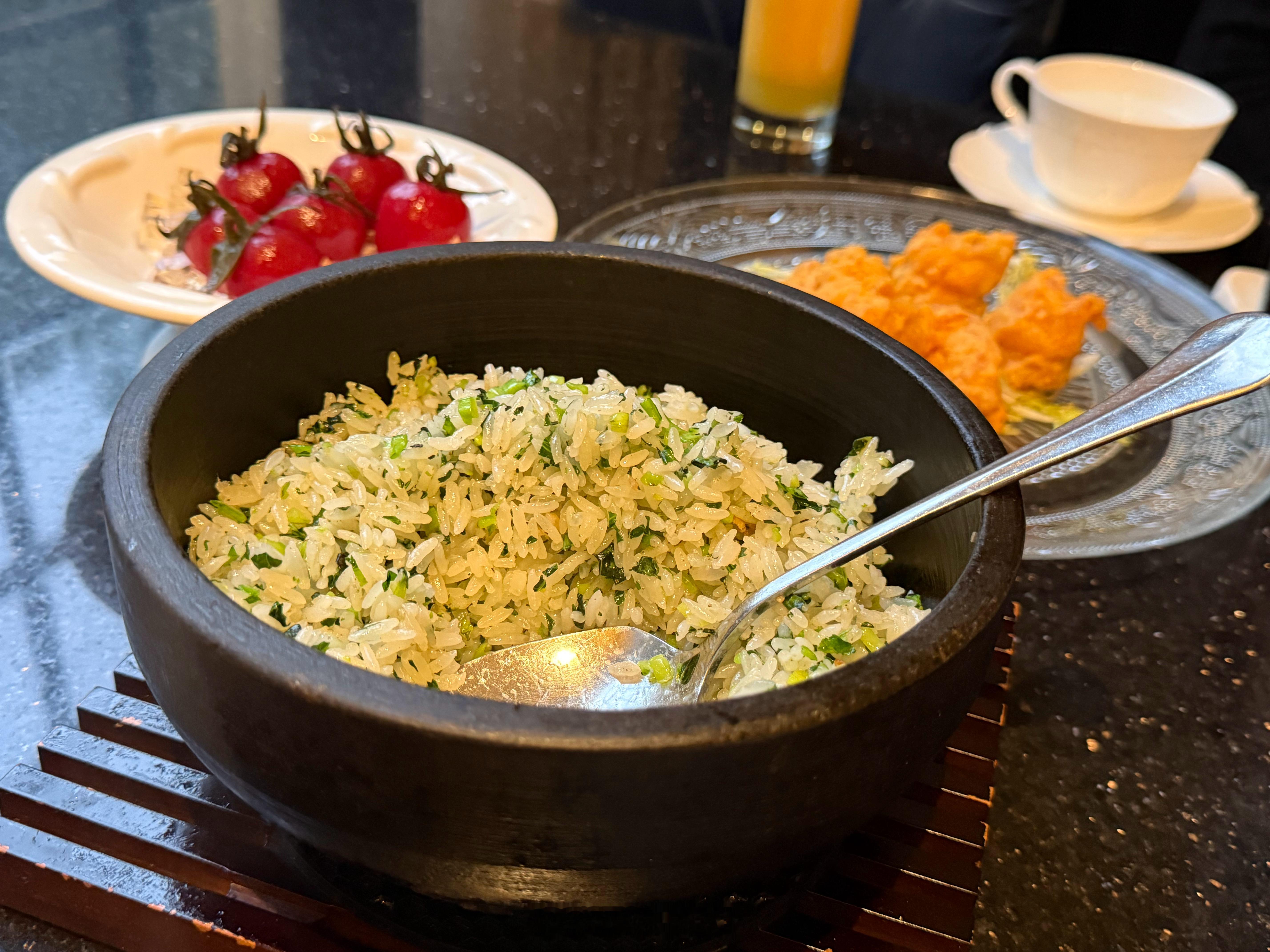 虽然菜饭不适合我这种血脂高的中年人，但是真的香啊，连扒三碗，降脂的事情往后稍稍