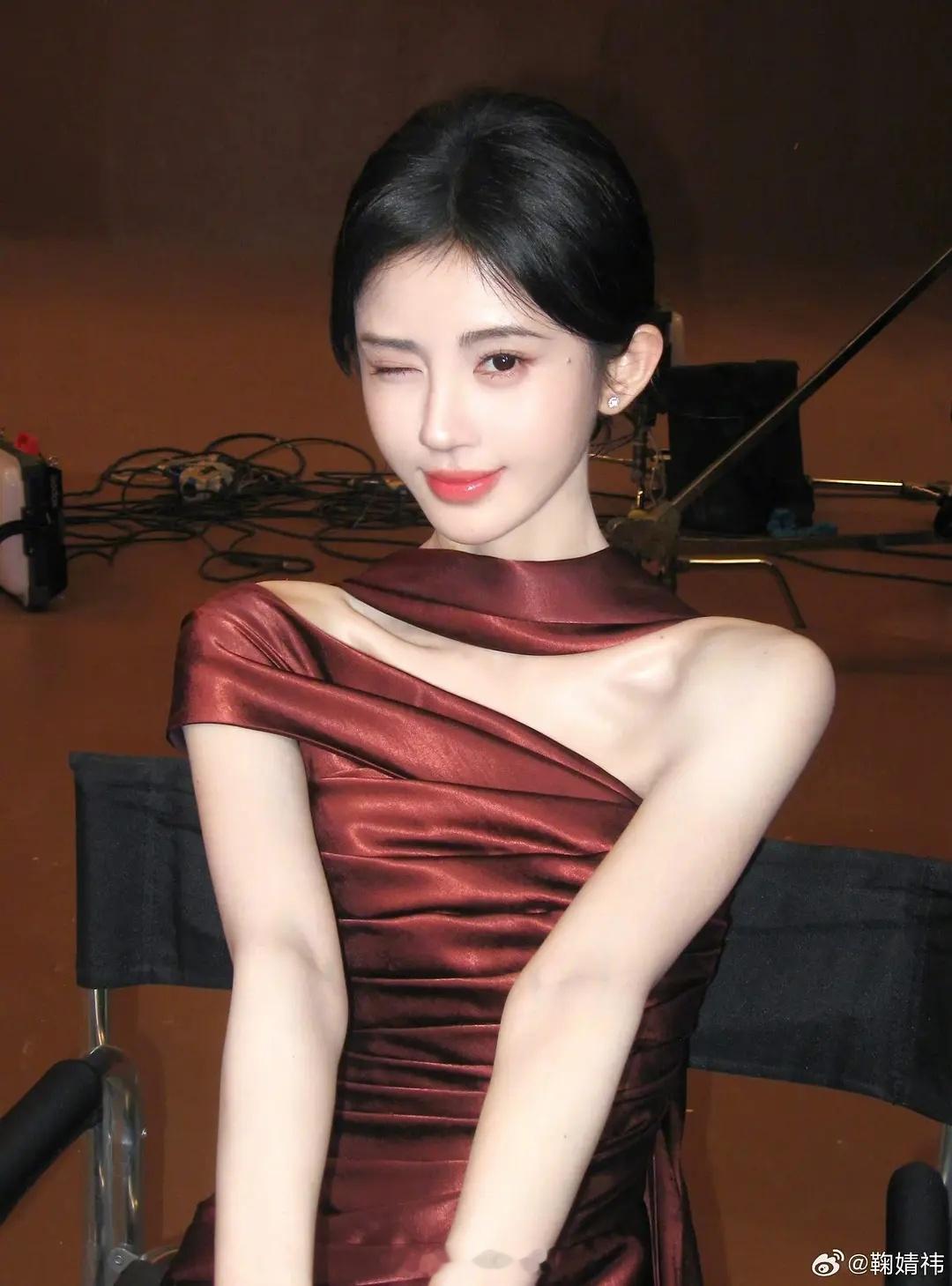 鞠婧祎这个风格很轻熟很新鲜啊以前都没有过这样的 ​​​