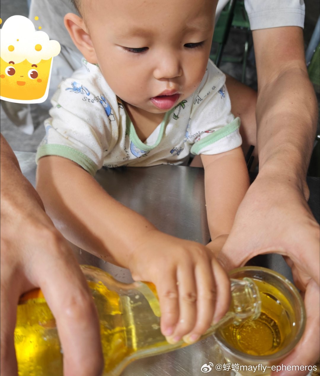 你让我独自斟满这碗红尘的酒借来晚风下口敢与寂寞交手~那蠢蠢欲动却不曾愈合的伤口来