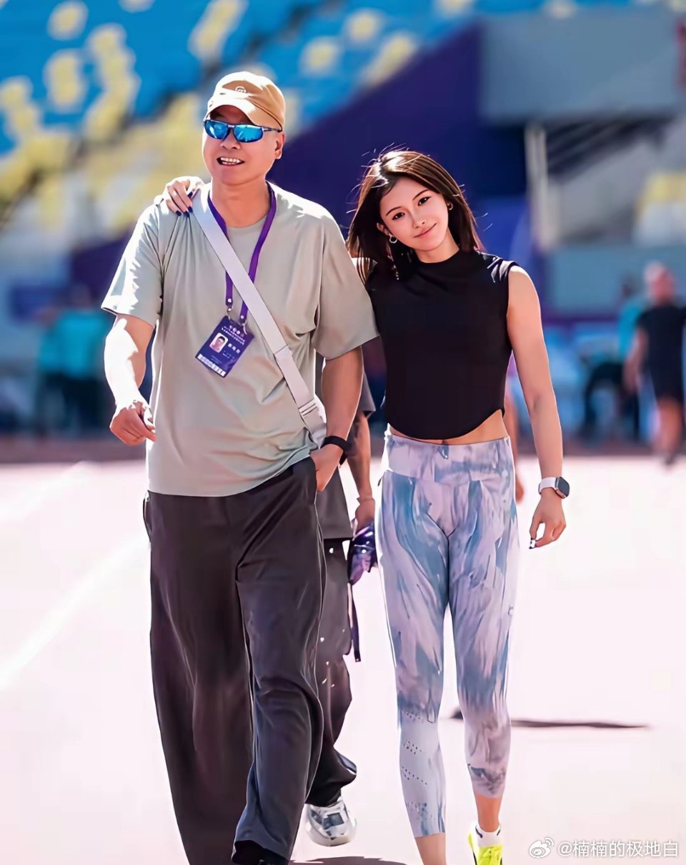 吴艳妮和教练的一组合影，照片中的吴艳妮本人瘦的都快认不出来了，不仅眼睛小很上镜，