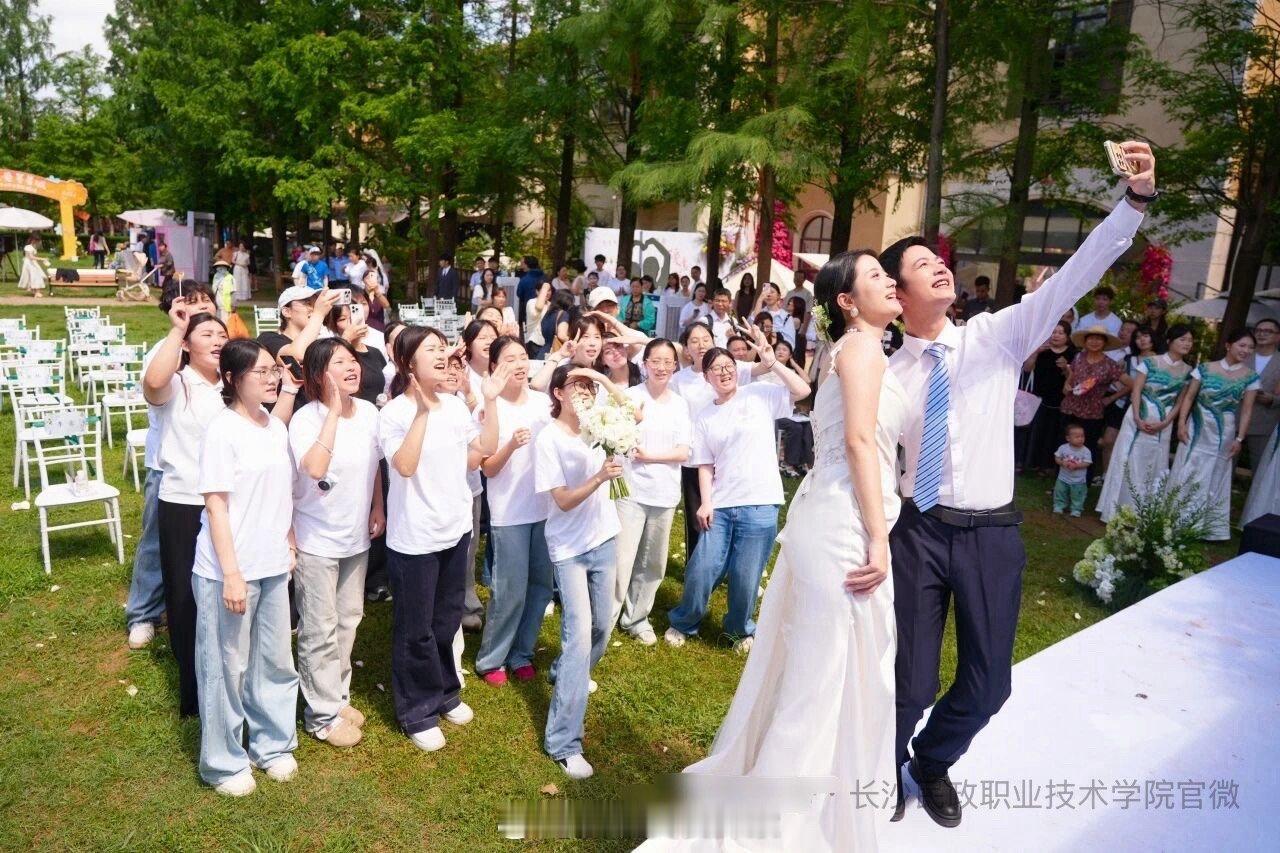 【长沙高校把毕业答辩变甜蜜事业】近日，长沙浏阳河婚庆文化公园上演了一场别开生面的