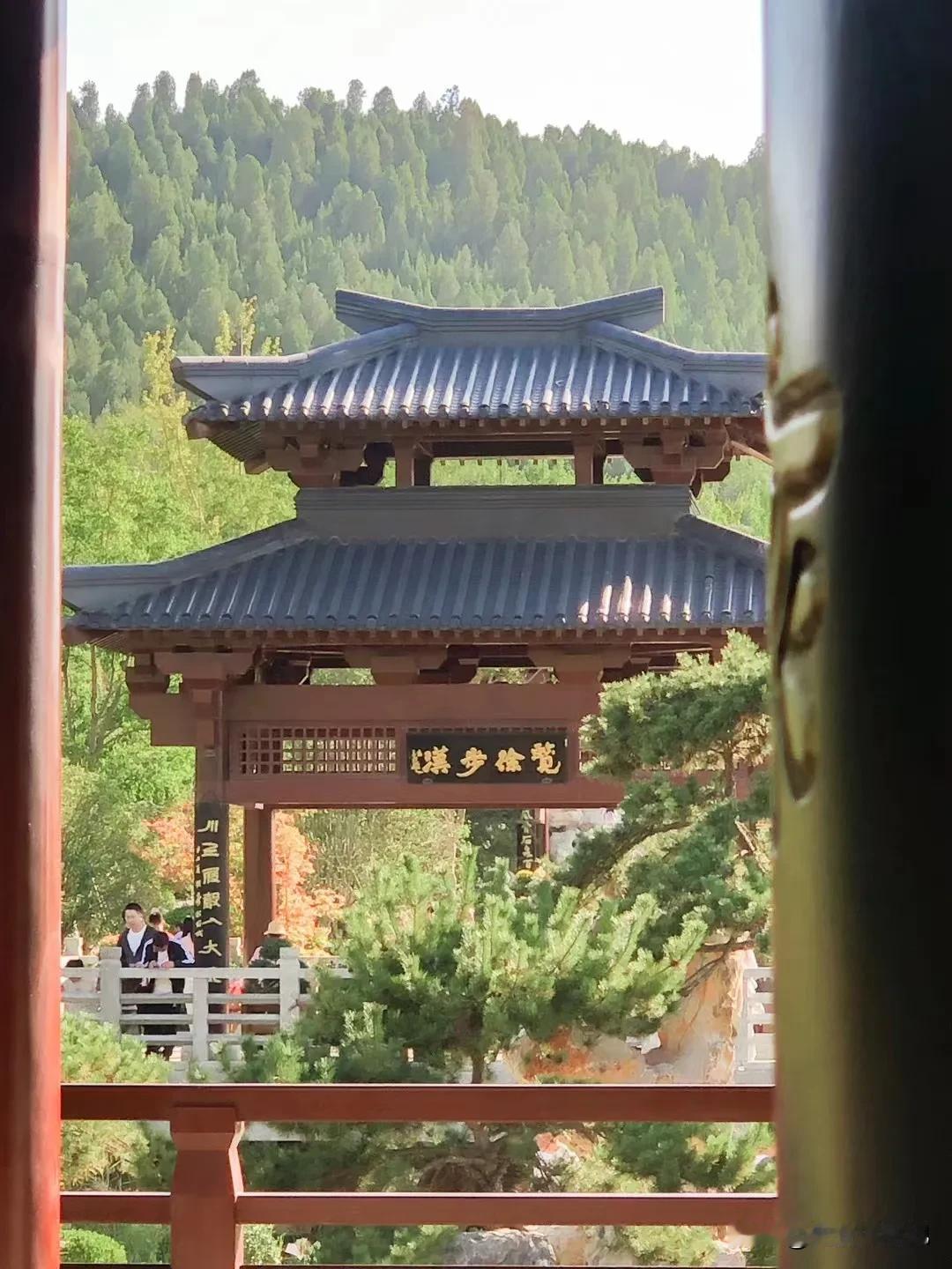 
向云端，
向远方，
向吕梁，
向着鲜花盛开的地方，
秋日的园博园愈加的漂亮，