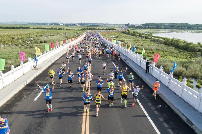 生活经验告诉我们“草包裁判”的谎言：

网友：戴眼镜超过30年了。镜片有雨水，也