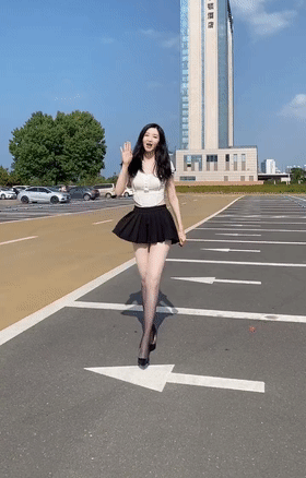 这大长腿不蹬三轮车可惜了