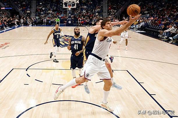 不知道当初那些说洛佩斯比祖巴茨强的快船球迷现在怎么想了。洛佩斯年龄摆在那，已经没