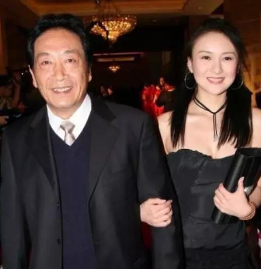 资深表演艺术家、老戏骨王奎荣和娇妻饶雨欣同框出席活动，两人相差37岁，两人于20