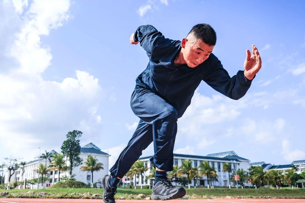  双料体能头名，新兵真硬核！3000米跑，10分30秒
30米×2蛇形跑，17秒