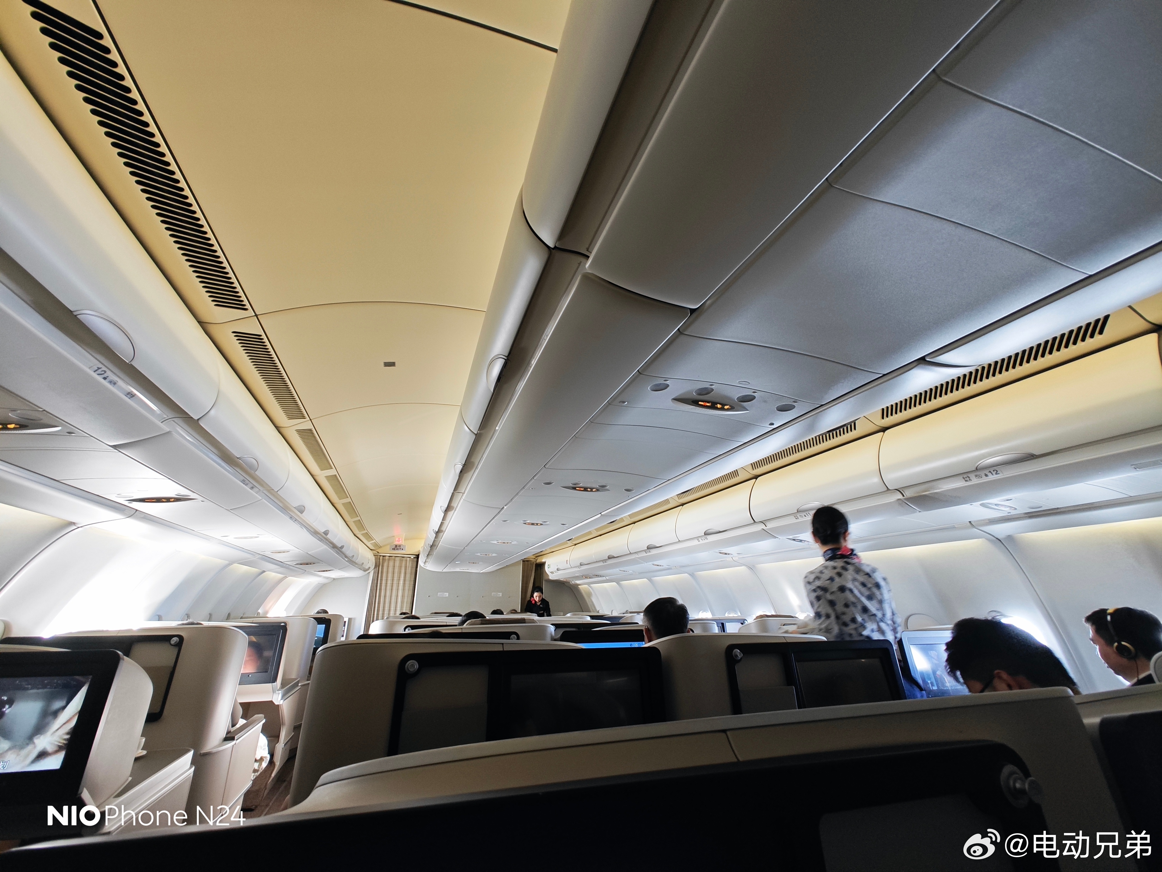 有时候想想我这个人好像和靠背屏还是有缘的，走哪都有靠背屏，不过今天的靠背屏不影响