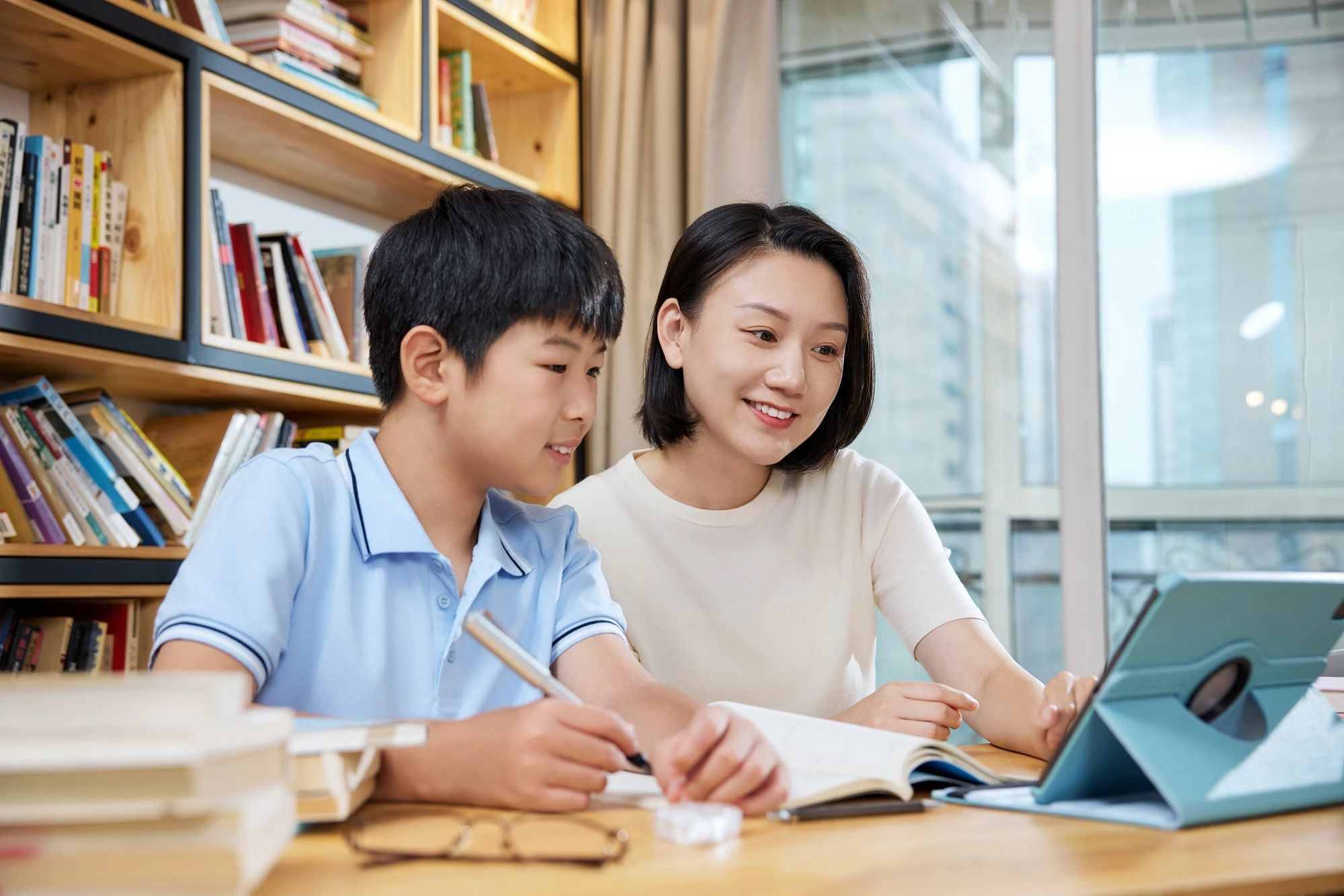 【东营一中学查学生家长职务车辆，官方通报回应】教育公平不容越界！近日，东营市第一