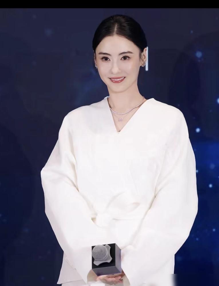 张柏芝7岁小儿子长相惊人：金发卷曲，高鼻深眼，谢霆锋这回真洗清嫌疑了！
 
大家