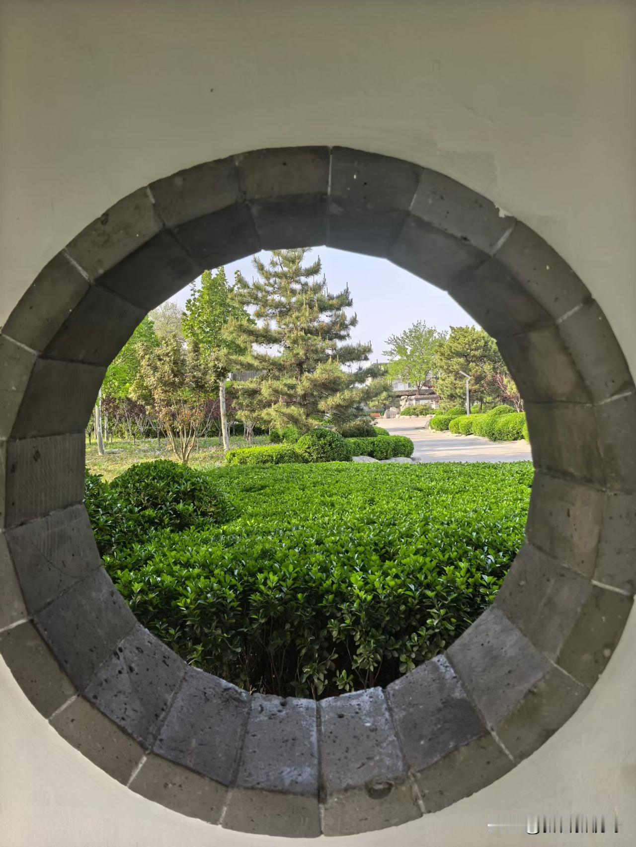 透过石墙的圆洞，看向绿意盎然的庭院，静谧而美好你喜欢喝什么茶啊 石墙古韵 石墙的