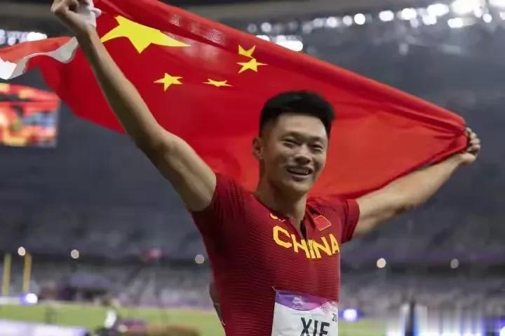 杭州亚运会谢震业获得金牌，背后的坚辛只有妻子陆敏佳知道。[赞]