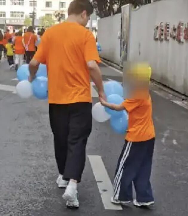 5月30号，陕西商洛柞水县第一幼儿园搞六一亲子迷你马拉松，36岁单亲爸爸董端陪上