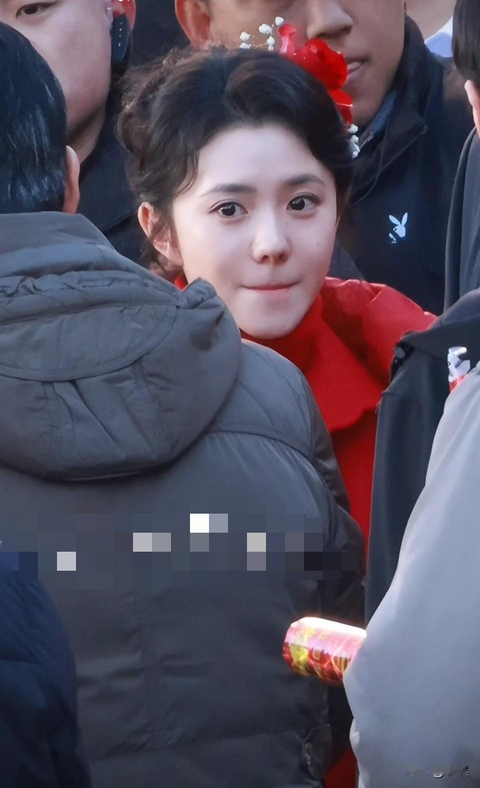 在这个偶像剧都被吐槽土的时代，刘浩存已经穿奶奶款都洋气的不行了🙀

这个婚礼妆