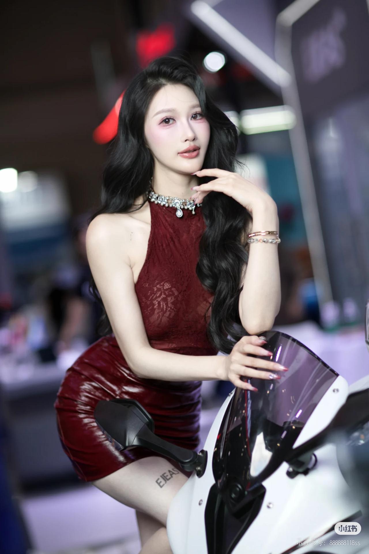 什么叫有韵味的女人美女车模穿搭写真