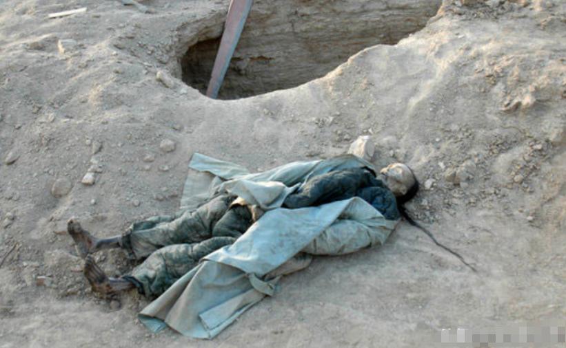 火焰山下惊现 “清代僵尸”？2009 年鄯善县一处河谷台地动土时，挖出五座浅埋古